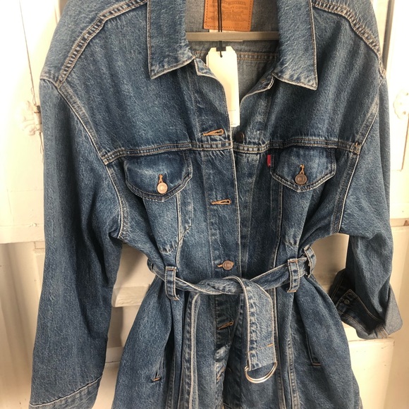Levi’s Belted Trucker Jean Jacket - Picture 12 of 13